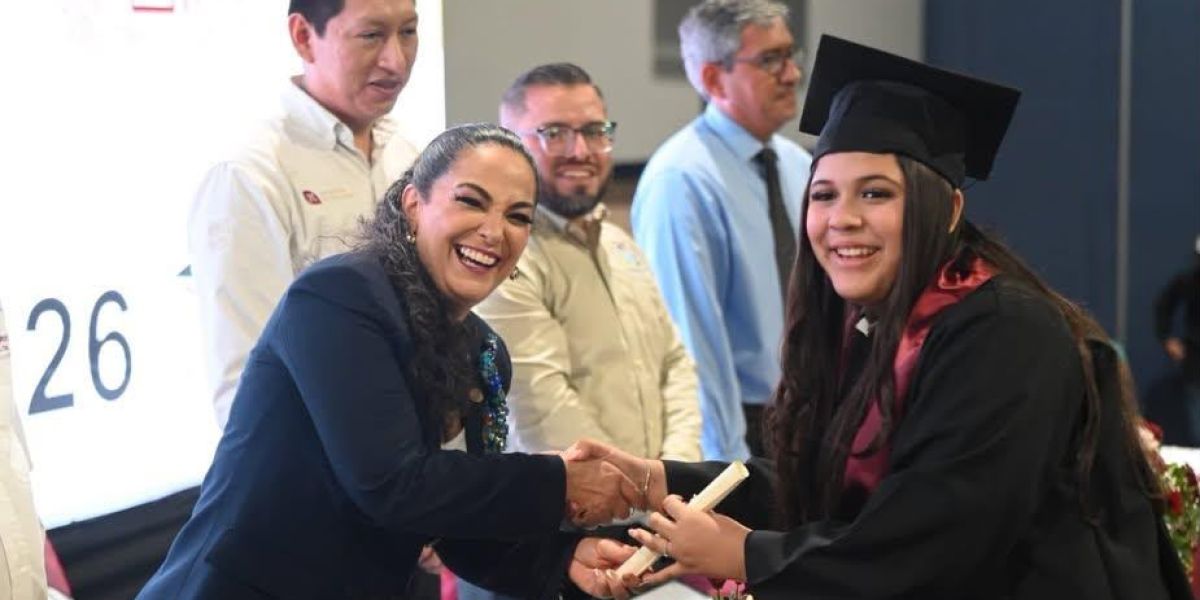 Inspira Olga Sosa a jóvenes de Reynosa a seguir preparándose y reconoce a maestras y maestros por su apoyo pedagógico