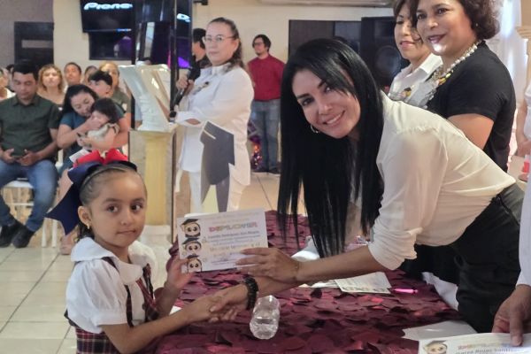 Astrid Sontoya acompaña como madrina de generación a alumnos del Jardín de Niños Cuitláhuac