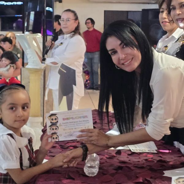 Astrid Sontoya acompaña como madrina de generación a alumnos del Jardín de Niños Cuitláhuac