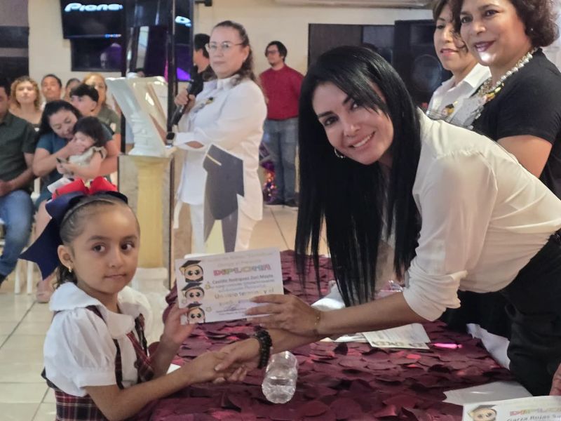 Astrid Sontoya acompaña como madrina de generación a alumnos del Jardín de Niños Cuitláhuac