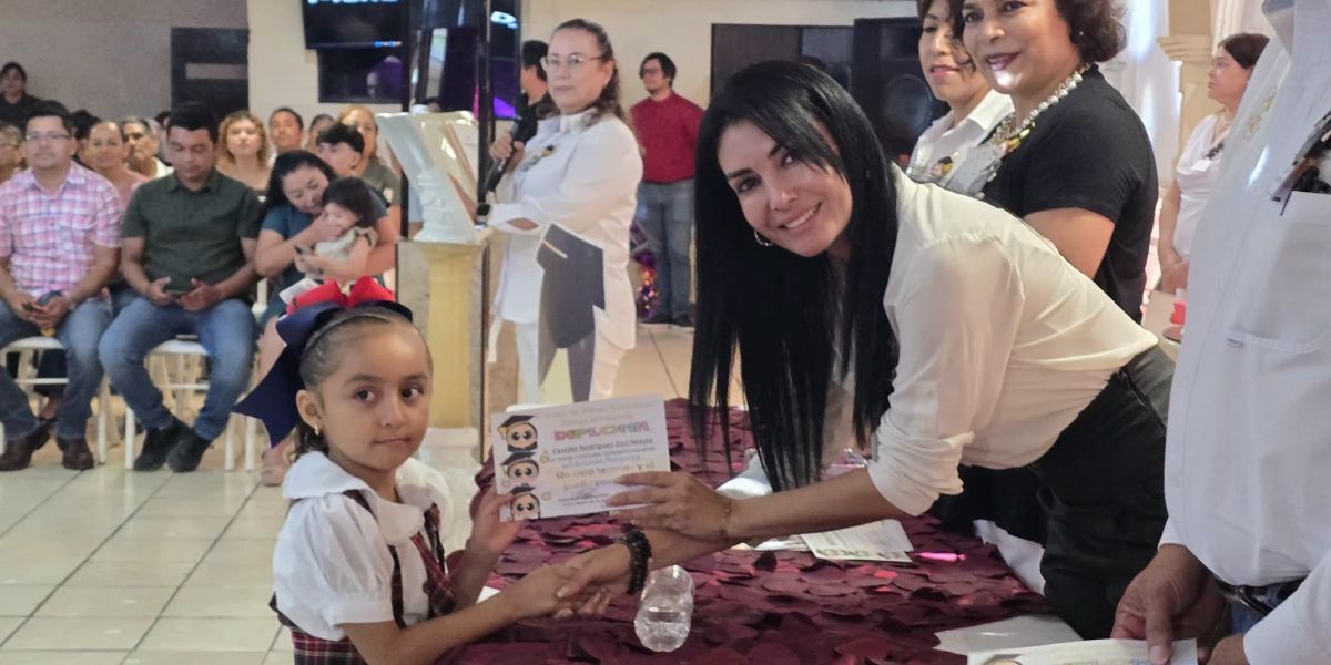 Astrid Sontoya acompaña como madrina de generación a alumnos del Jardín de Niños Cuitláhuac