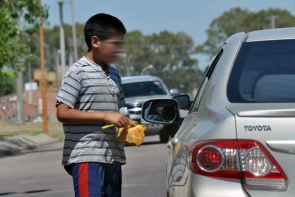 Padres que obliguen a sus hijos a pedir limosna podrían perder la patria potestad