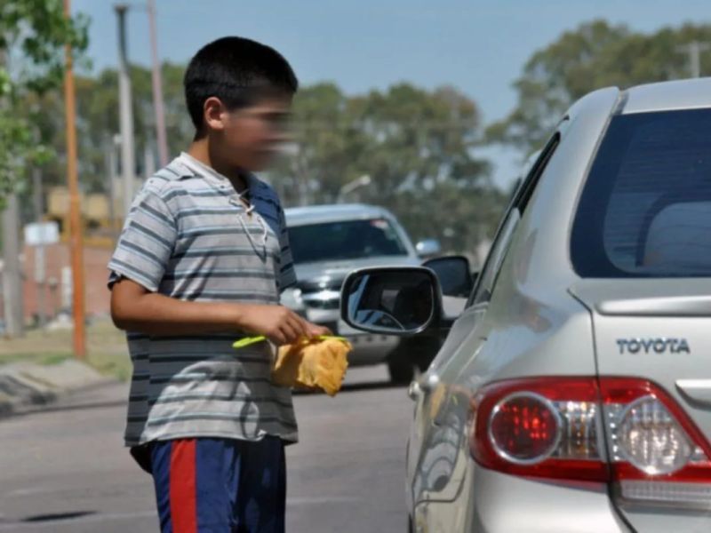 Padres que obliguen a sus hijos a pedir limosna podrían perder la patria potestad