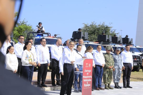 Entrega Américo Villarreal vehículos y maquinaria por 125.2 mdp