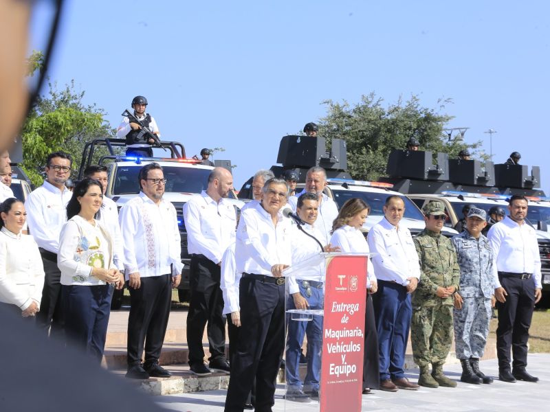 Entrega Américo Villarreal vehículos y maquinaria por 125.2 mdp