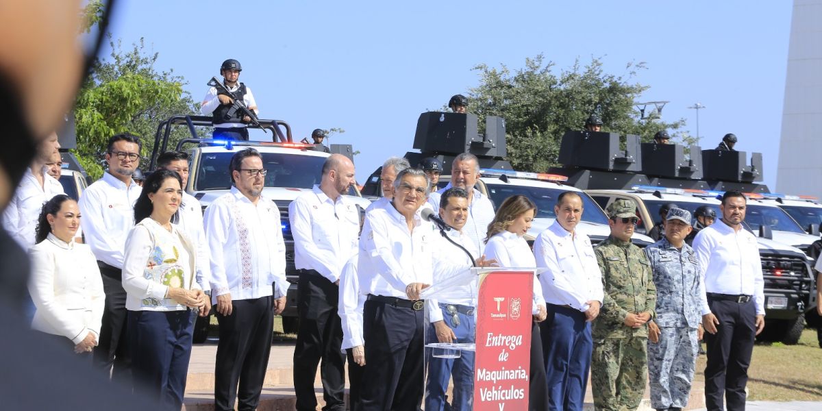 Entrega Américo Villarreal vehículos y maquinaria por 125.2 mdp
