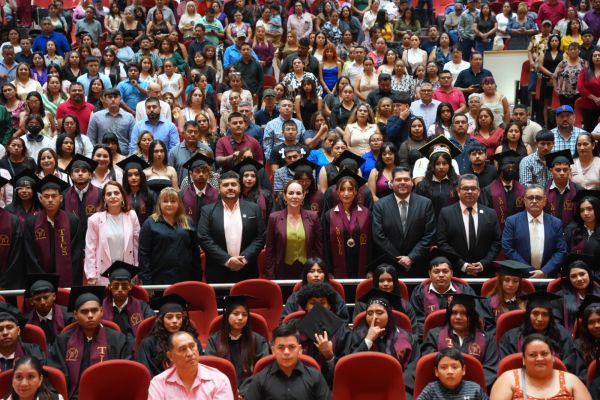 Impulsa Carmen Lilia Canturosas educación y oportunidades; egresan mil 650 jóvenes de las preparatorias municipales