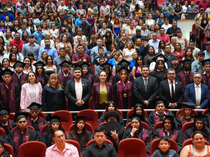 Impulsa Carmen Lilia Canturosas educación y oportunidades; egresan mil 650 jóvenes de las preparatorias municipales