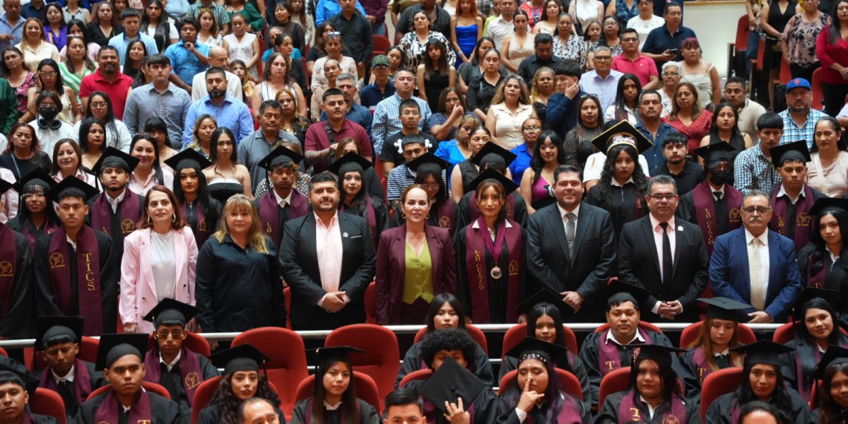 Impulsa Carmen Lilia Canturosas educación y oportunidades; egresan mil 650 jóvenes de las preparatorias municipales