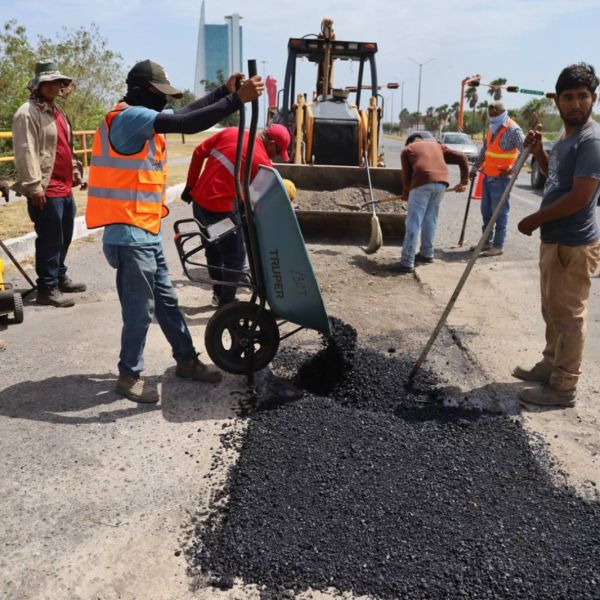 Continúa bacheo en periodo vacacional para mejorar calles de Victoria