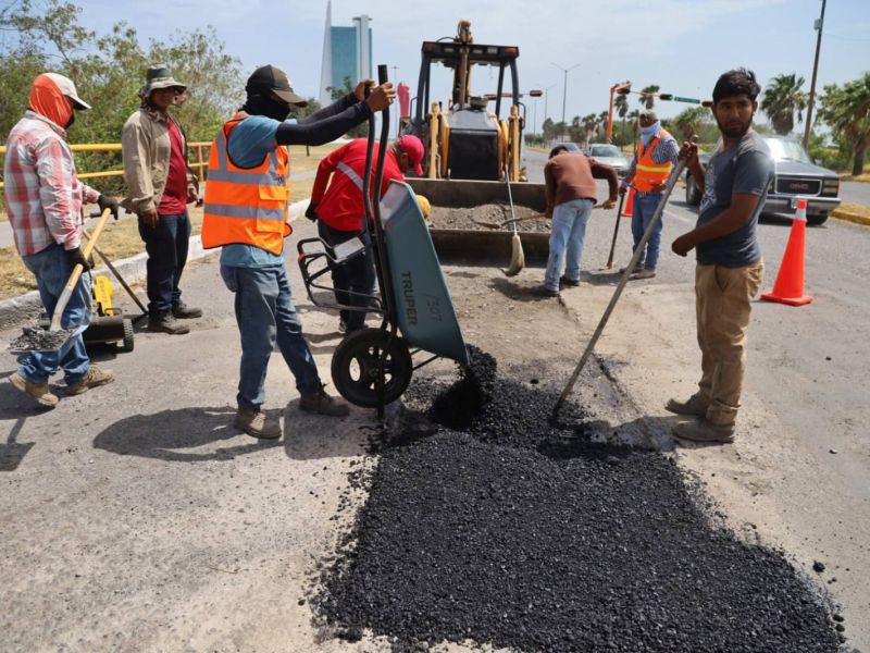 Continúa bacheo en periodo vacacional para mejorar calles de Victoria
