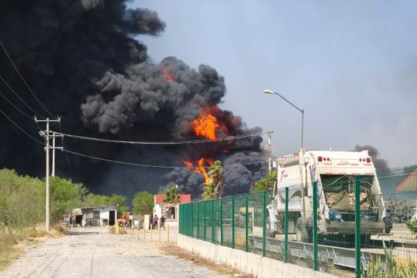 Nube negra cubre el cielo de Victoria por incendio en relleno sanitario