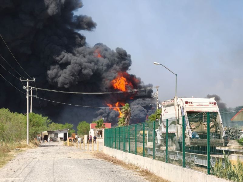 Nube negra cubre el cielo de Victoria por incendio en relleno sanitario