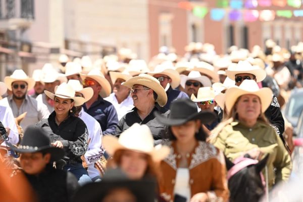 Olga Sosa participa en cabalgata en el 409 aniversario de Tula