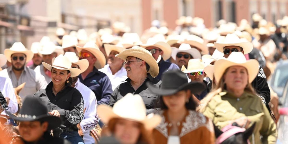 Olga Sosa participa en cabalgata en el 409 aniversario de Tula