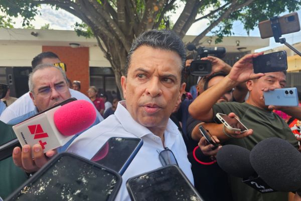 Gattás no descarta más relevos; revisa desempeño de funcionarios