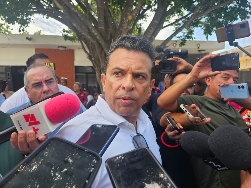 Gattás no descarta más relevos; revisa desempeño de funcionarios