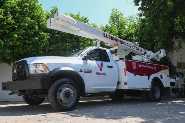 Entrega alcalde camión-pluma a Servicios Públicos