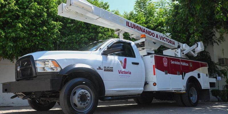 Entrega alcalde camión-pluma a Servicios Públicos