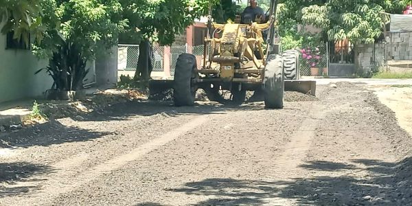 Trabaja municipio en el rastreo y nivelación de calles