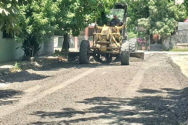 Trabaja municipio en el rastreo y nivelación de calles