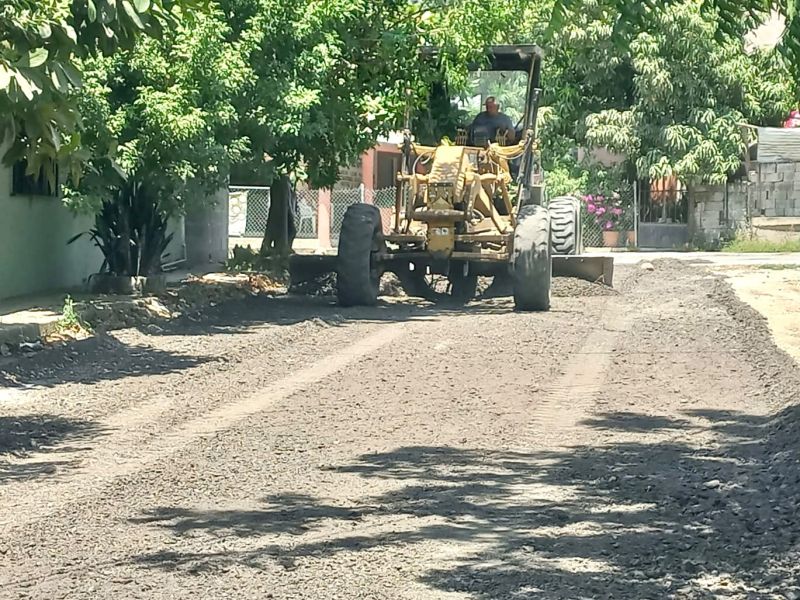 Trabaja municipio en el rastreo y nivelación de calles