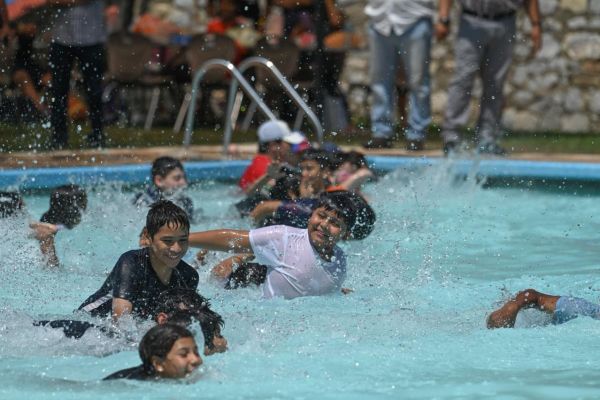 Continúan abiertas albercas de los CEDIF 2 y 3 para las familias