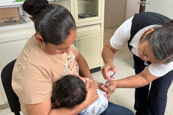 Bajan enfermedades respiratorias, pero la vacunación continúa