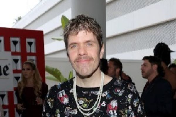Familia de Pérez Hilton confirma que recibe atención médica