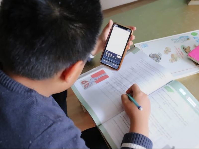 Abrirá Tamaulipas consulta para definir la prohibición de celulares en escuelas