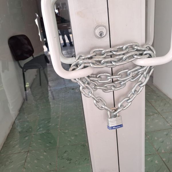 Maestros cierran oficinas de Educación Física; rechazan destitución del coordinador