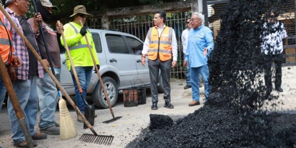 Retoma Gobierno de Victoria trabajos de bacheo en la calle Zaragoza.