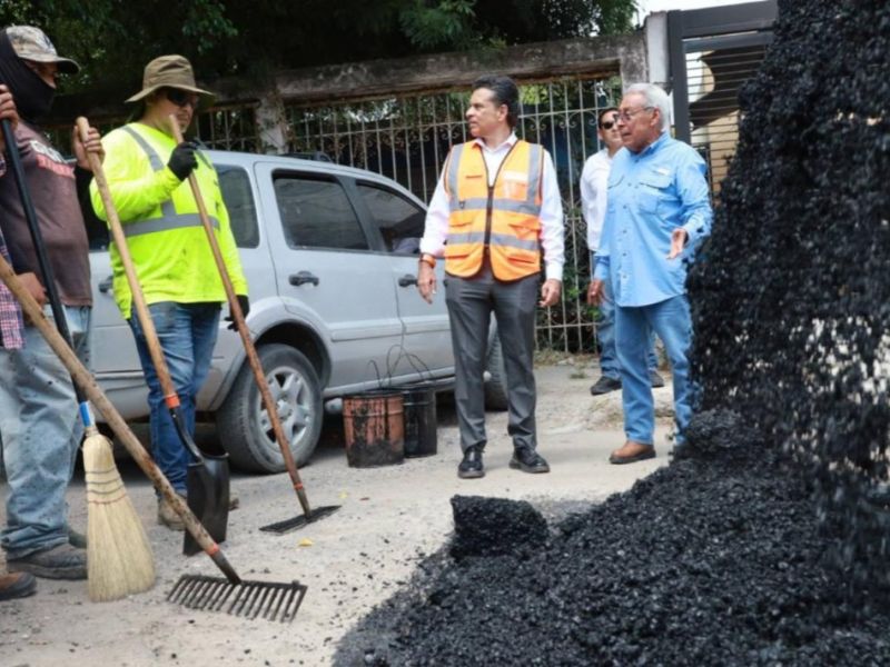 Retoma Gobierno de Victoria trabajos de bacheo en la calle Zaragoza.