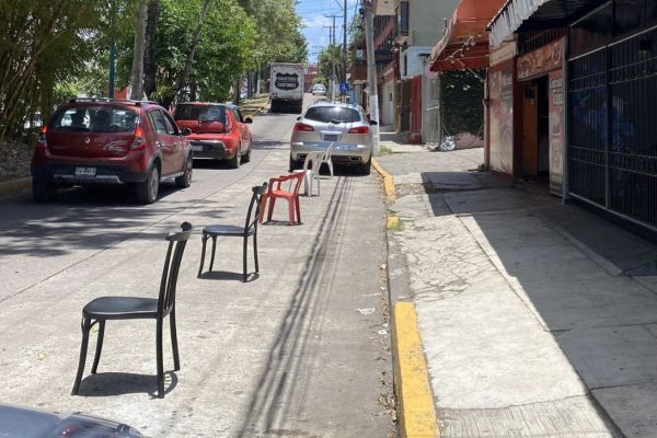 Congreso va contra los “apartados” en la calle; Tránsito podrá retirar objetos que bloqueen estacionamientos