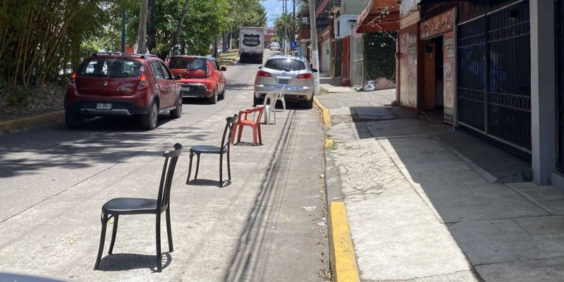 Congreso va contra los “apartados” en la calle; Tránsito podrá retirar objetos que bloqueen estacionamientos