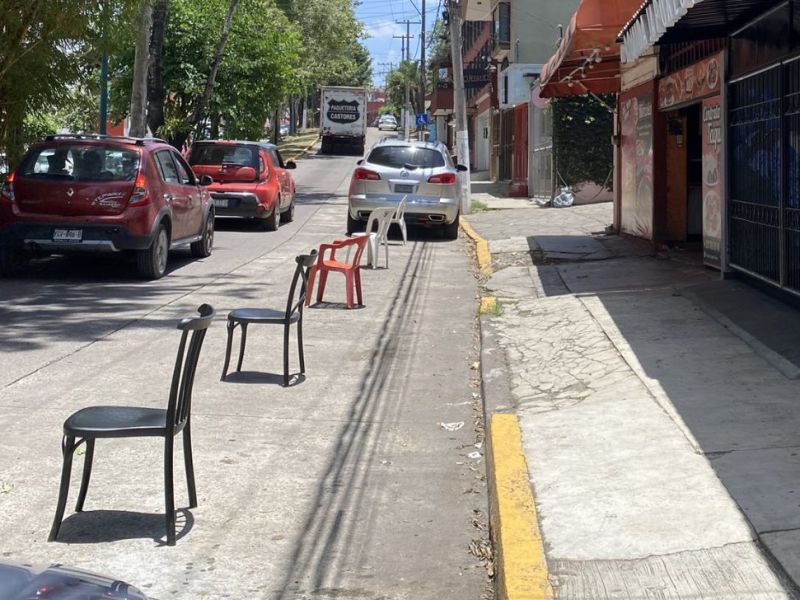 Congreso va contra los “apartados” en la calle; Tránsito podrá retirar objetos que bloqueen estacionamientos