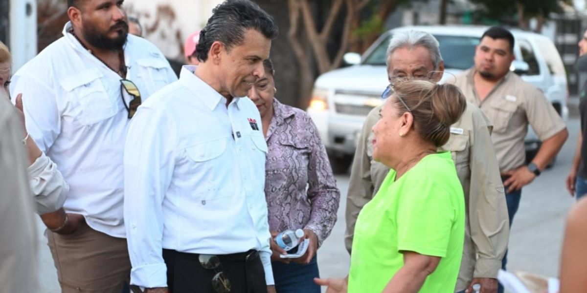 Camina Gattás en calles de Victoria llevando soluciones
