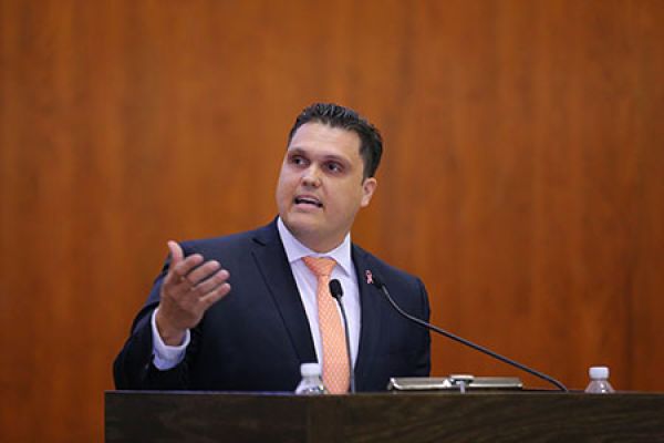 Califican de “ruido político” el debate por visas de funcionarios
