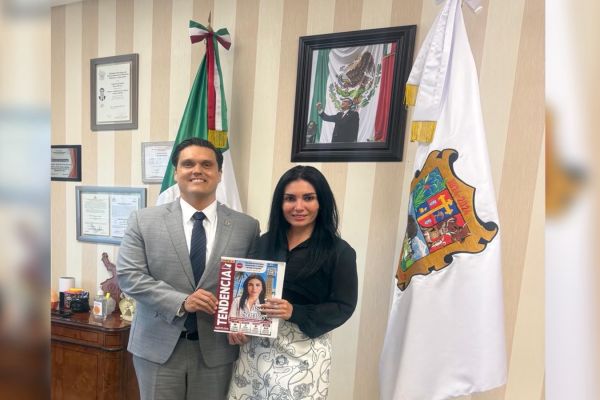Astrid Sontoya Müller entrega documento que contiene su Segundo Informe de Actividades