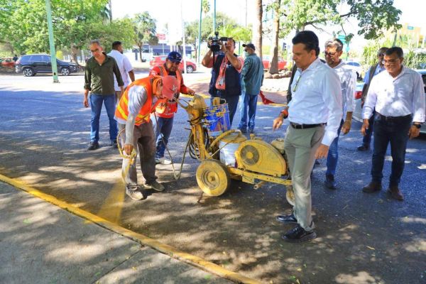 Supervisa Lalo Gattás trabajos de mantenimiento en la Av. Tamaulipas