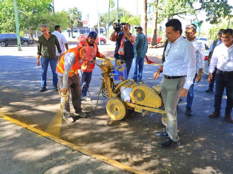 Supervisa Lalo Gattás trabajos de mantenimiento en la Av. Tamaulipas