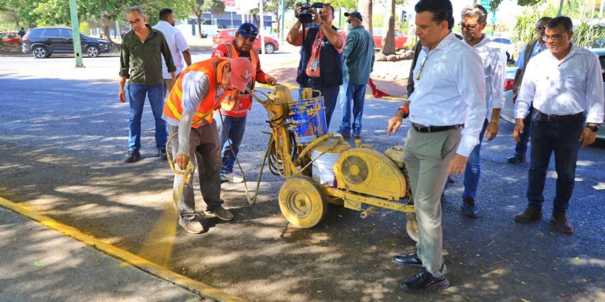 Supervisa Lalo Gattás trabajos de mantenimiento en la Av. Tamaulipas