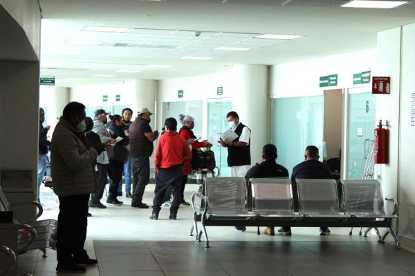 Formalizan acuerdo para garantizar atención médica gratuita a población sin seguridad social