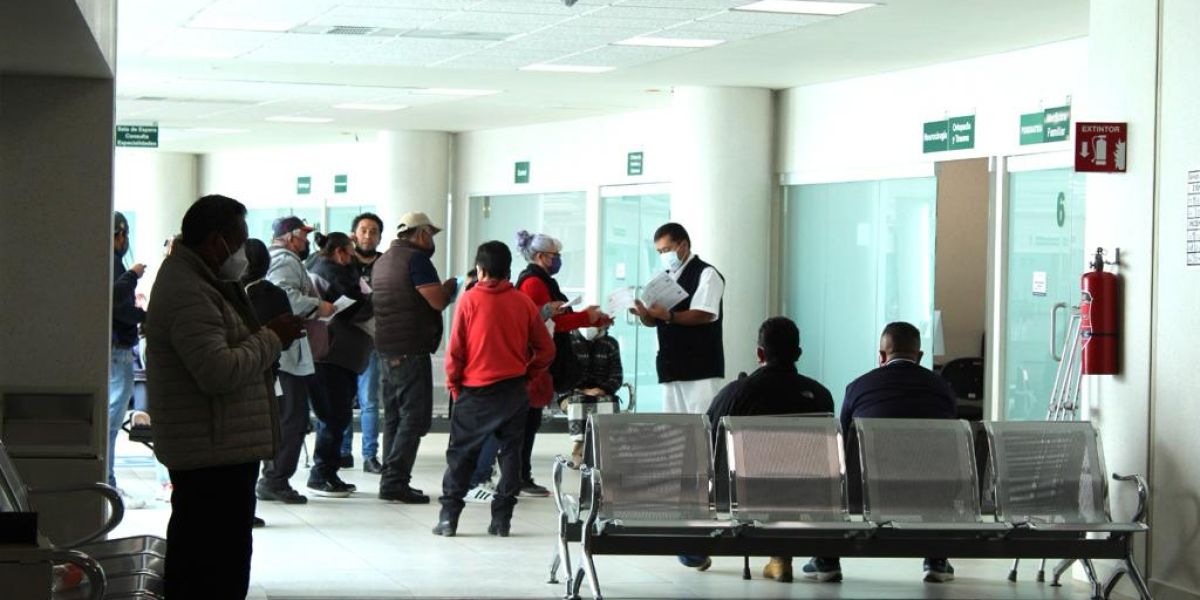 Formalizan acuerdo para garantizar atención médica gratuita a población sin seguridad social
