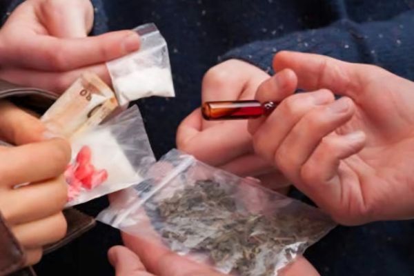 Con pláticas, alertan estudiantes sobre los riesgos del consumo de drogas