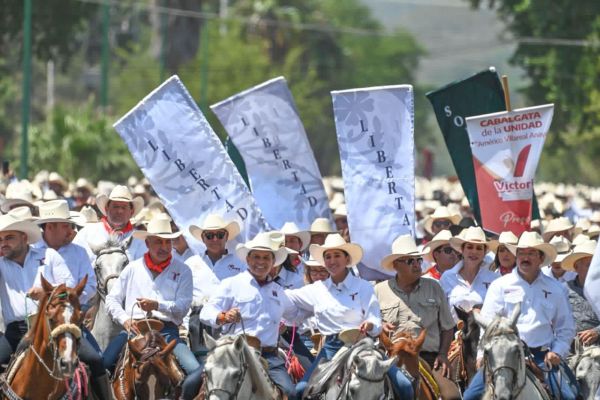 Participa Lalo Gattás en la gran Cabalgata de la Unidad por calles de Victoria