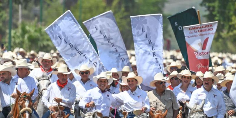 Participa Lalo Gattás en la gran Cabalgata de la Unidad por calles de Victoria