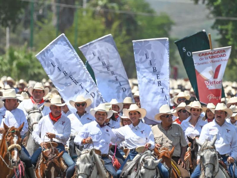 Participa Lalo Gattás en la gran Cabalgata de la Unidad por calles de Victoria