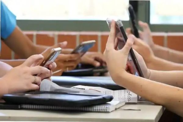 Diputada le entra al tema de celulares en las escuelas