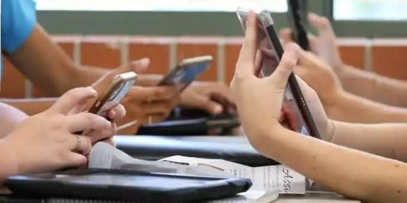 Diputada le entra al tema de celulares en las escuelas
